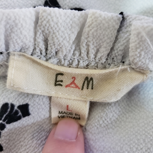 Women's Black and White Sleeveless Blouse - Picture 6 of 8